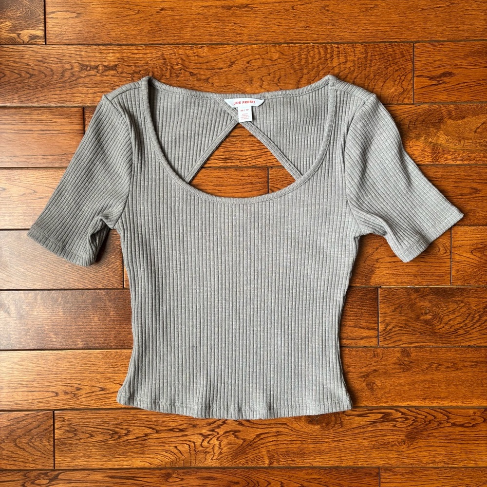 💫 5/$15: NWOT Joe Fresh Gray Ribbed Crop Blouse with Back Cutout Women’s Size XS